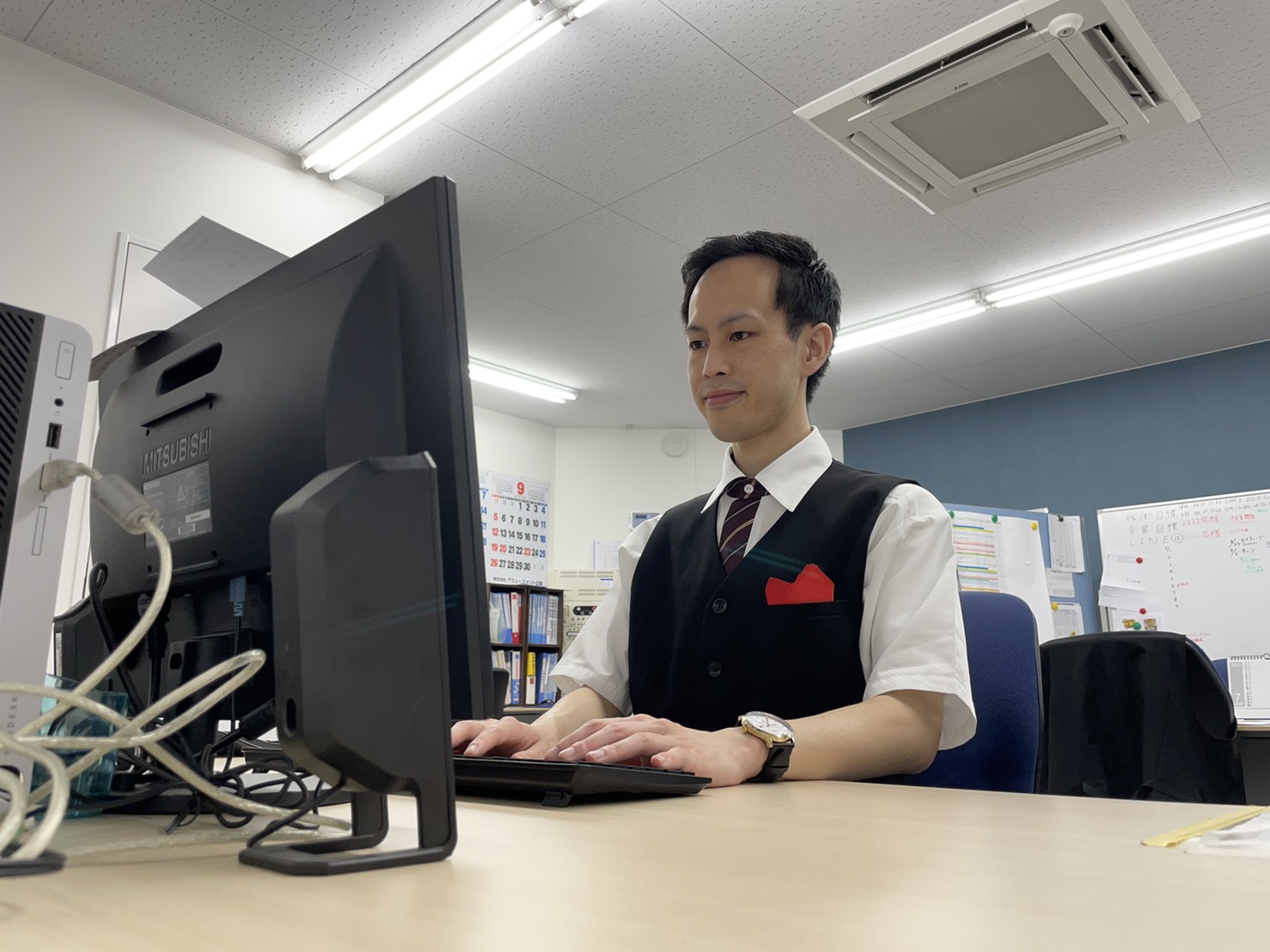 ホール内の管理や、データの確認、各種書類の作成を行っています。
